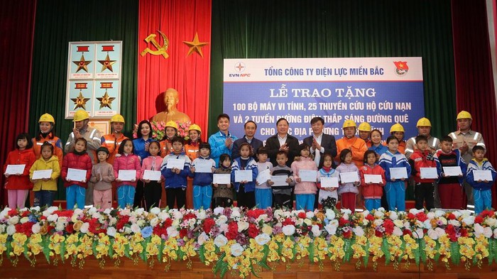 EVNNPC tri ân khách hàng vùng lũ Nghệ An, Hà Tĩnh với tổng giá trị 2,3 tỷ đồng